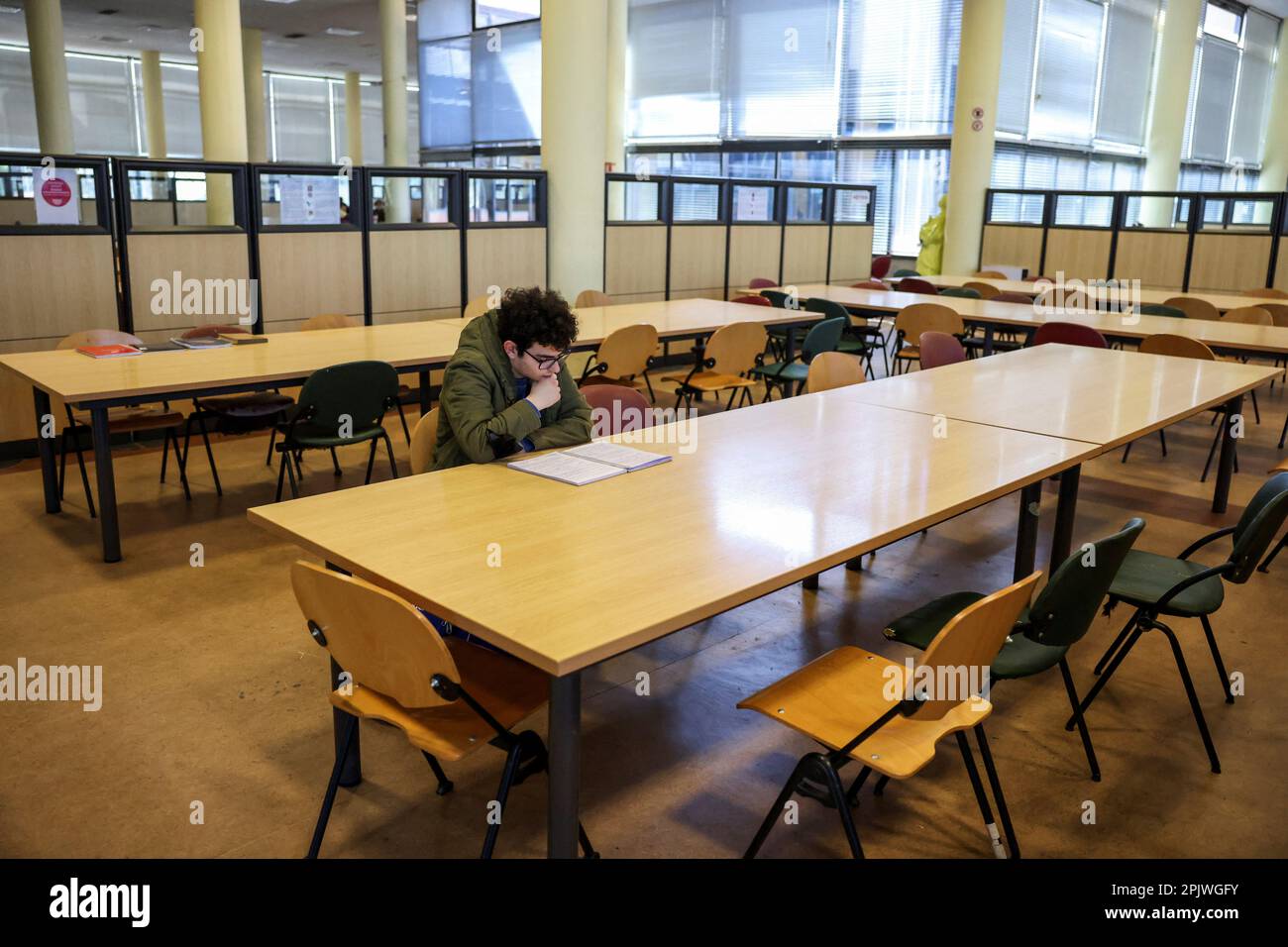 Ein Student studiert in einer Bibliothek der Aristoteles Universität ...
