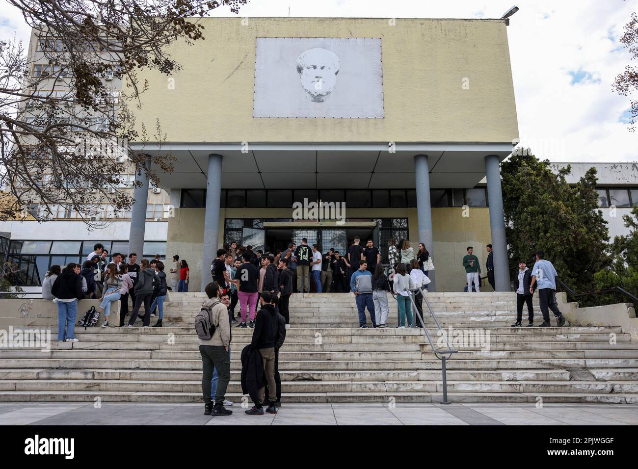 Studenten stehen an einem der Eingänge der AristotelesUniversität von