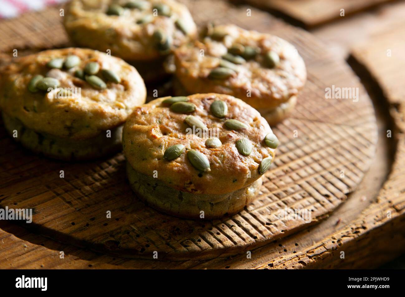 Salzige Muffins mit Gemüse und Datteln. Stockfoto