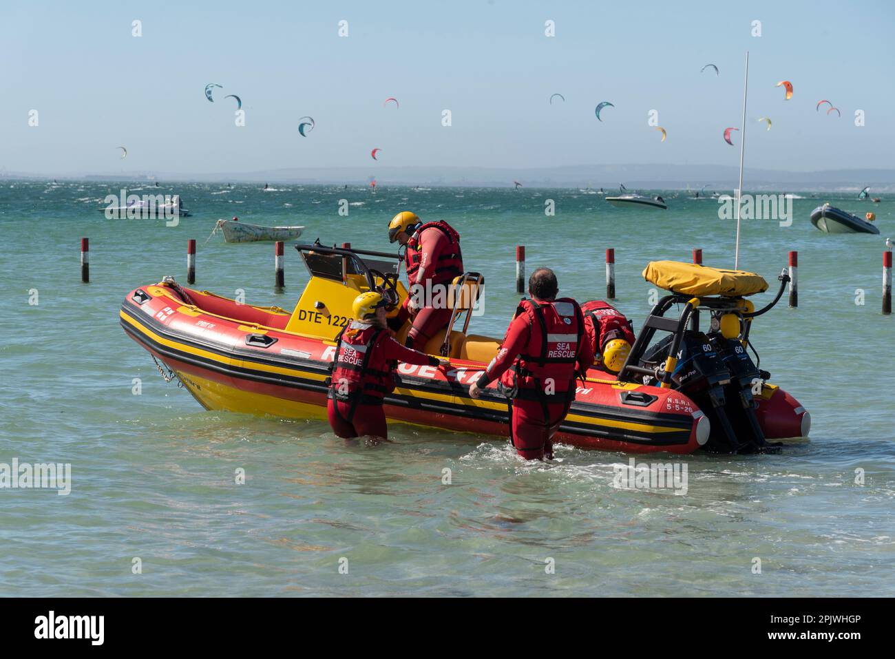 Langebaan Lagune, Westküste, Südafrika. 2023. Die Besatzung eines Gemini-Seeraumschiffes bereitet sich darauf vor, einen Unfallort in der Lagune zu verlassen. Stockfoto