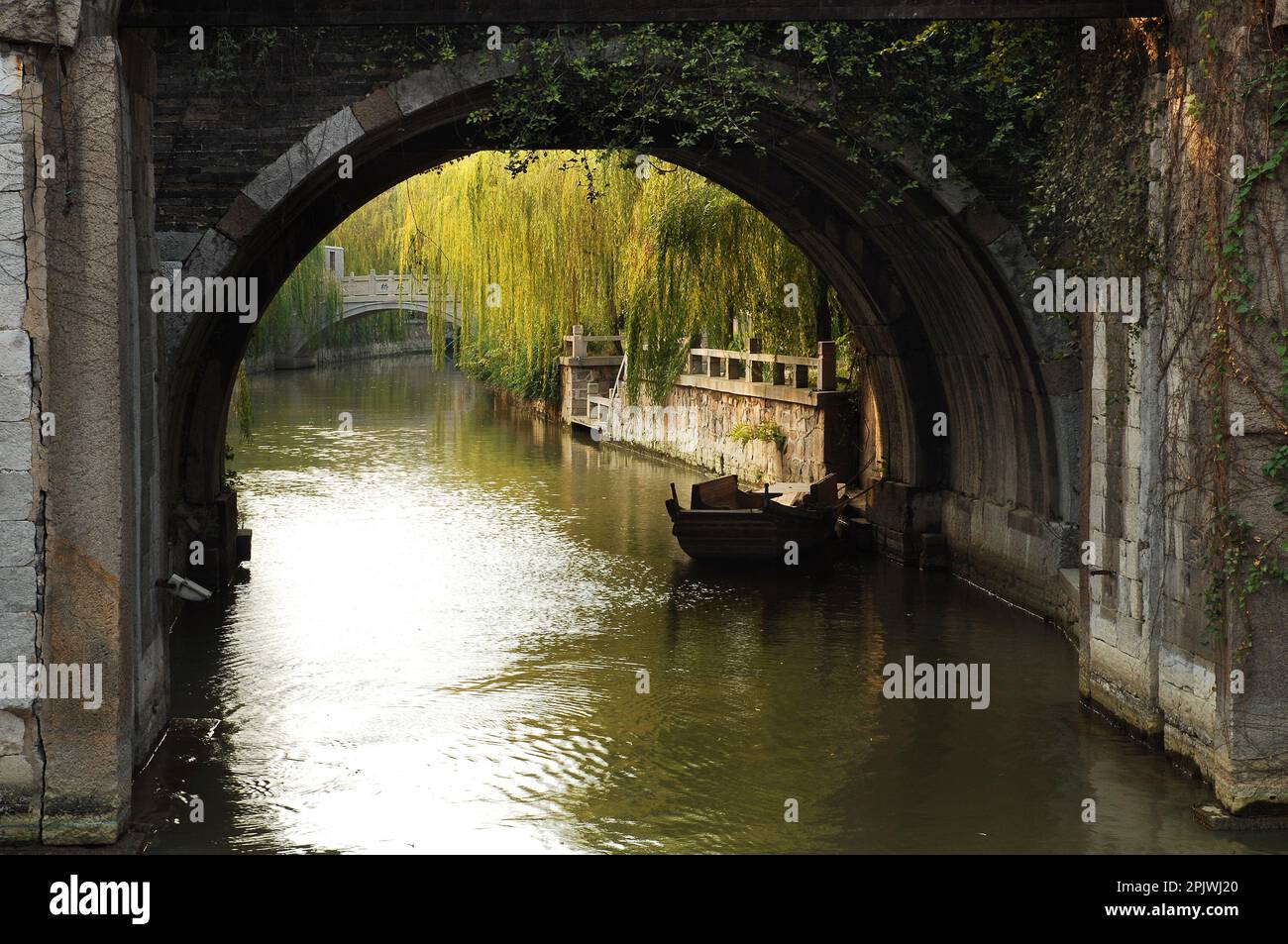 Touristenboot entlang der Kanäle in den Porta Pan Gärten. Jiangsu, Suzhou, China Stockfoto