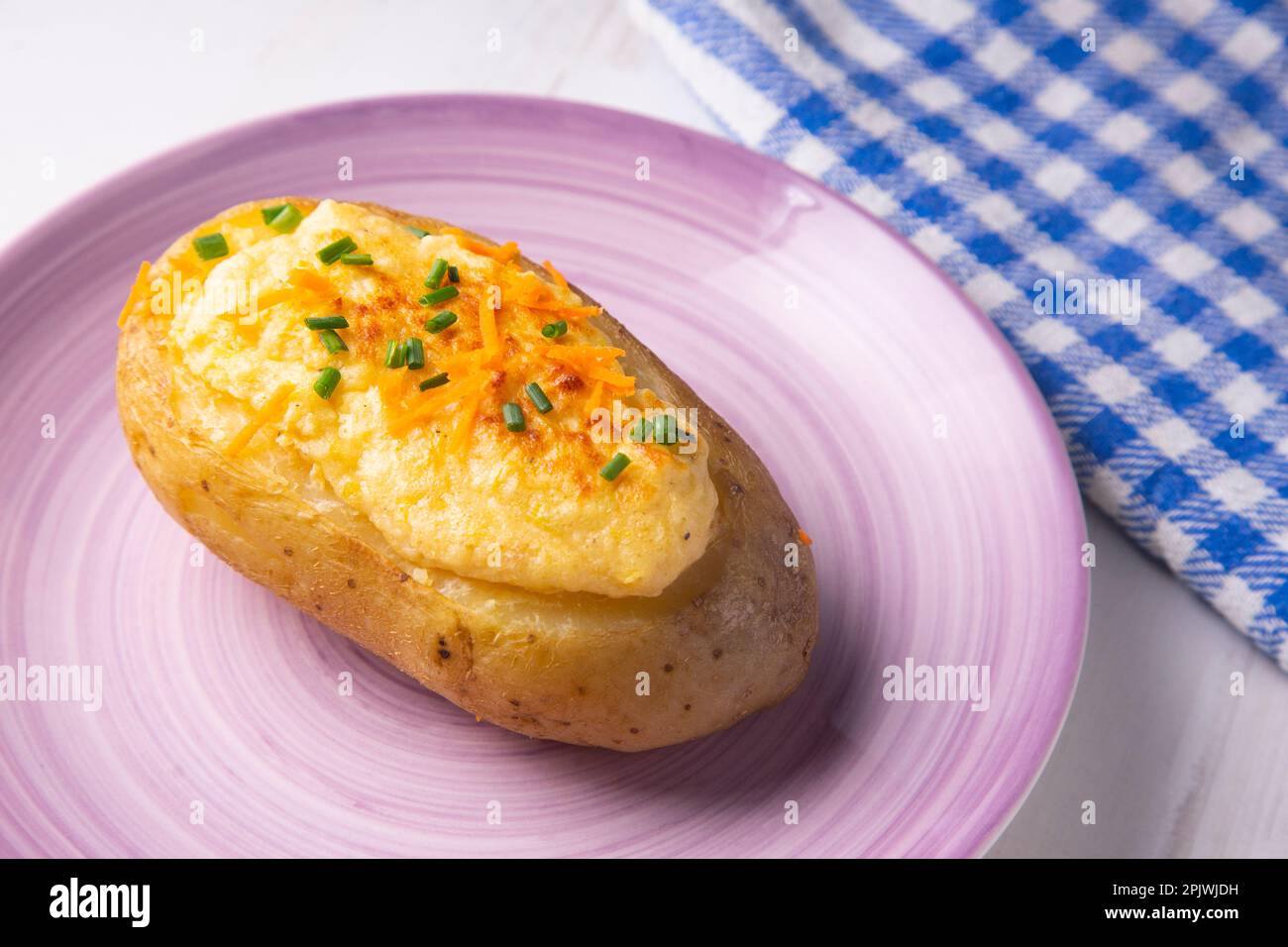 Gebackenes Kartoffelsouffle mit Gratinkäse. Stockfoto