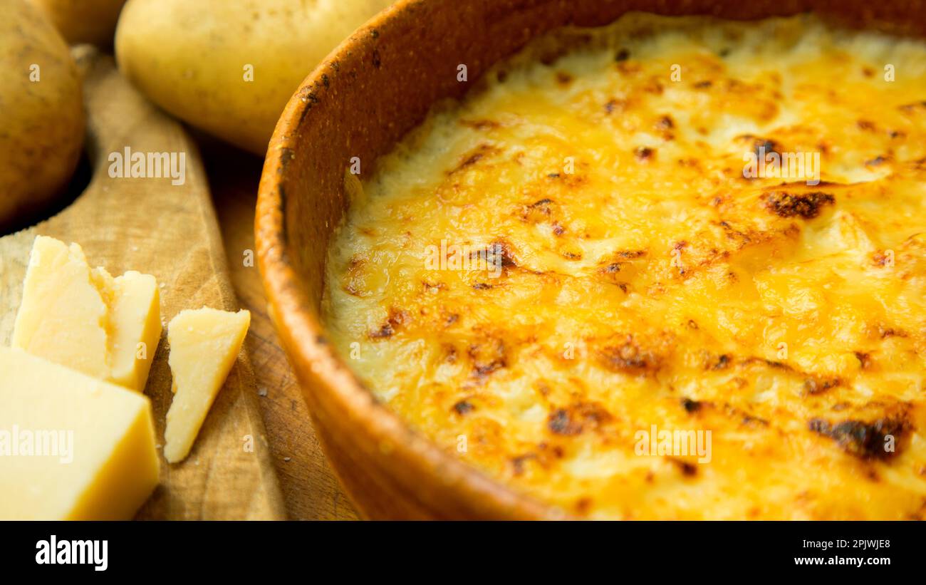 Gebackenes Kartoffelsouffle mit Gratinkäse. Stockfoto