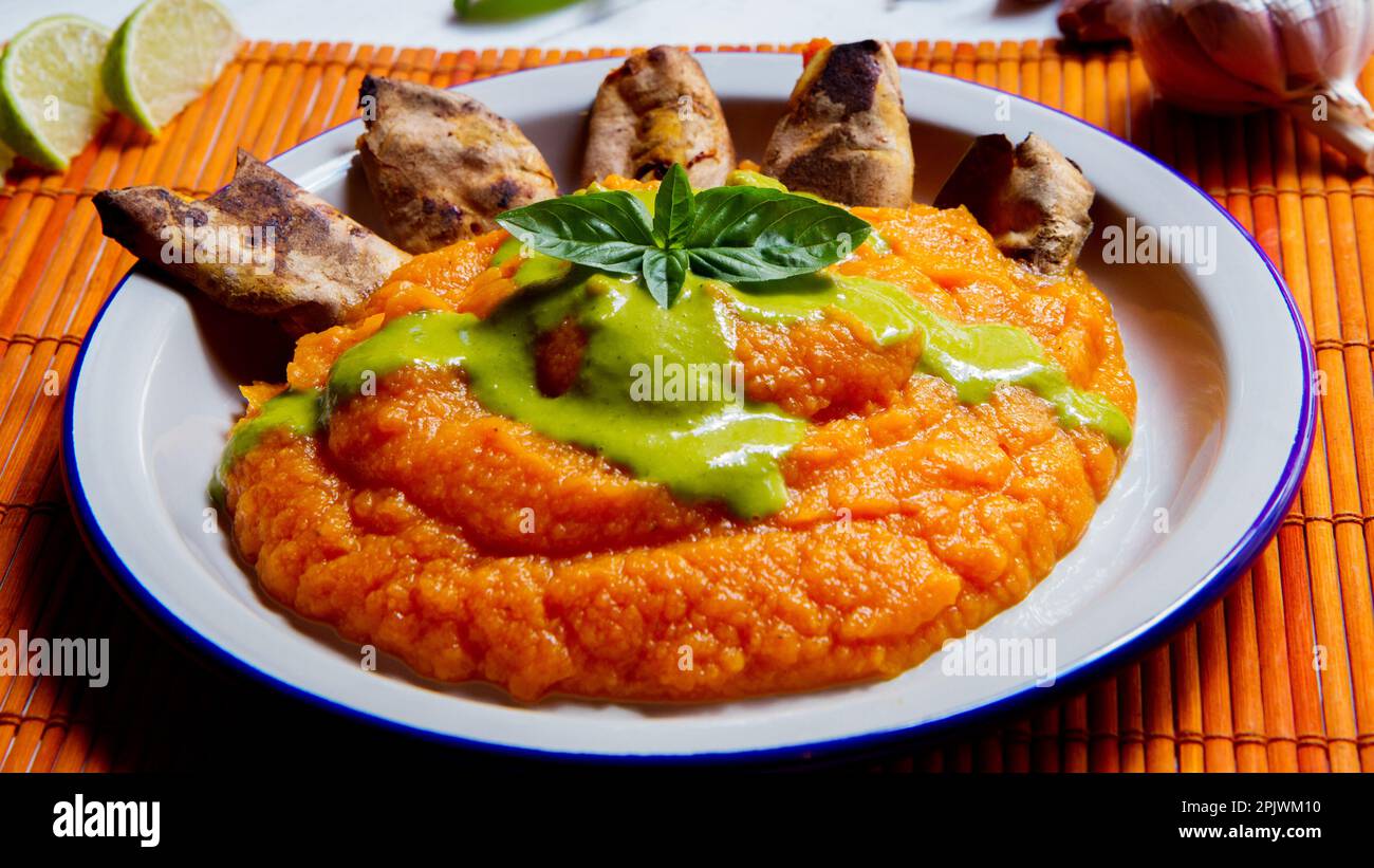 Bio-Süßkartoffelpüree mit Auberginen-Pommes. Stockfoto