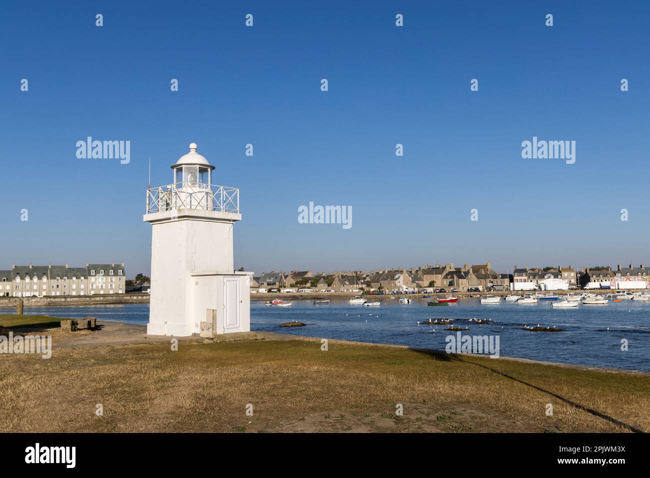 Leuchtturm und natürlicher Hafen, Barfleur, Manche, Normandie, Frankreich Stockfoto