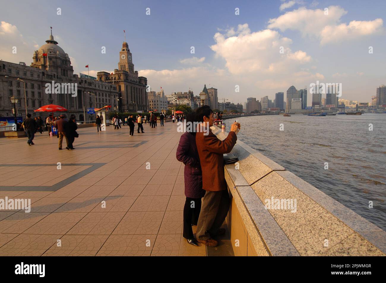 Die Pudong-Gegend vom Bund aus gesehen. Shanghai, China, Asien Stockfoto
