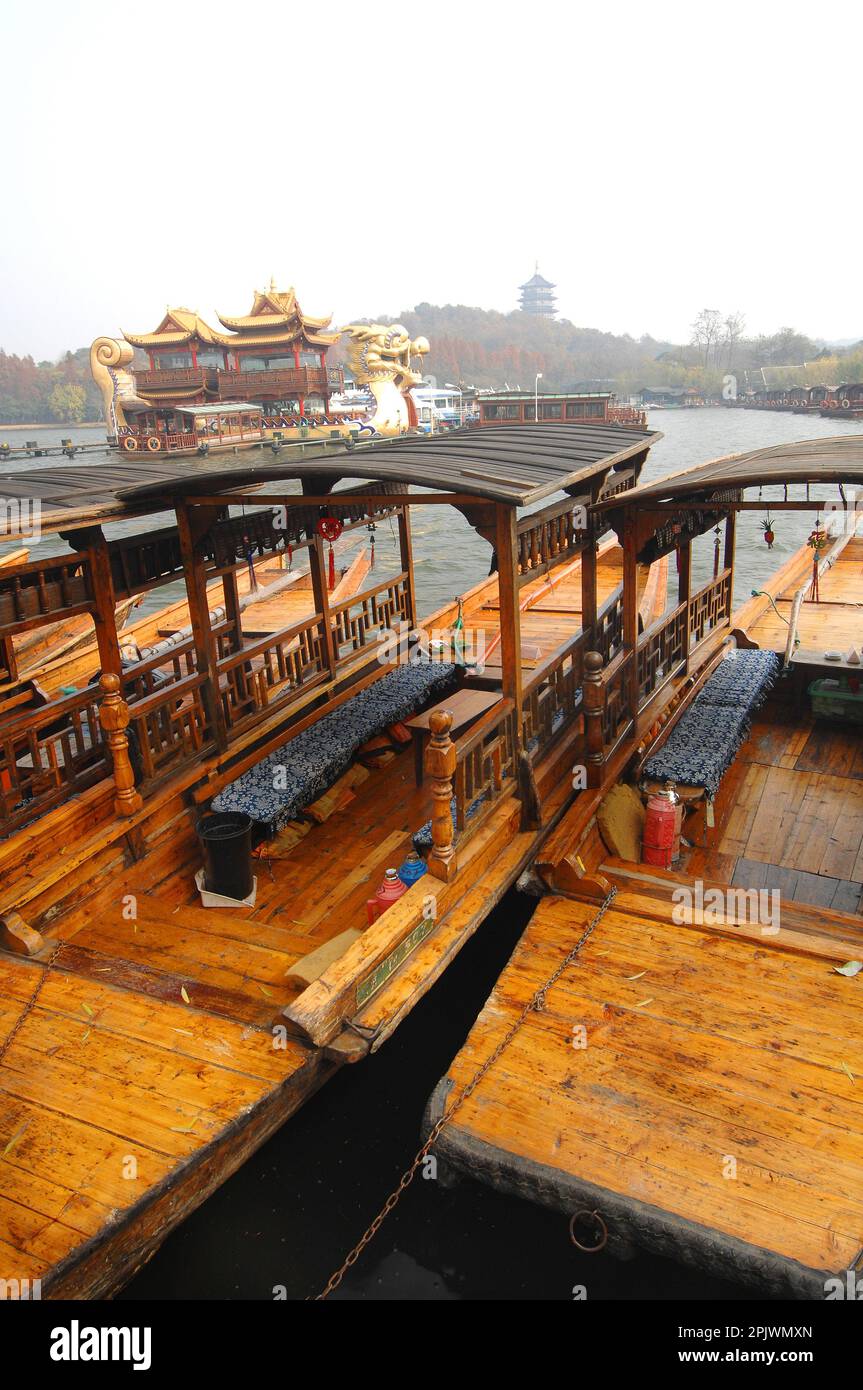 Touristenboote auf dem West Lake. Zheijiang, Hangzhou, China, Asien Stockfoto