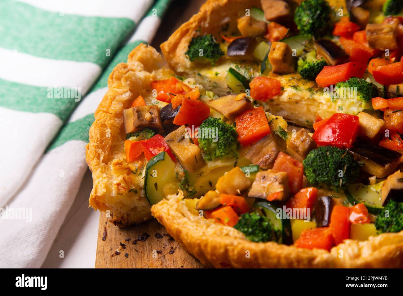 Vegetarische Torte mit Brokkoli, Pfeffer und Zucchini in Blätterteig. Stockfoto