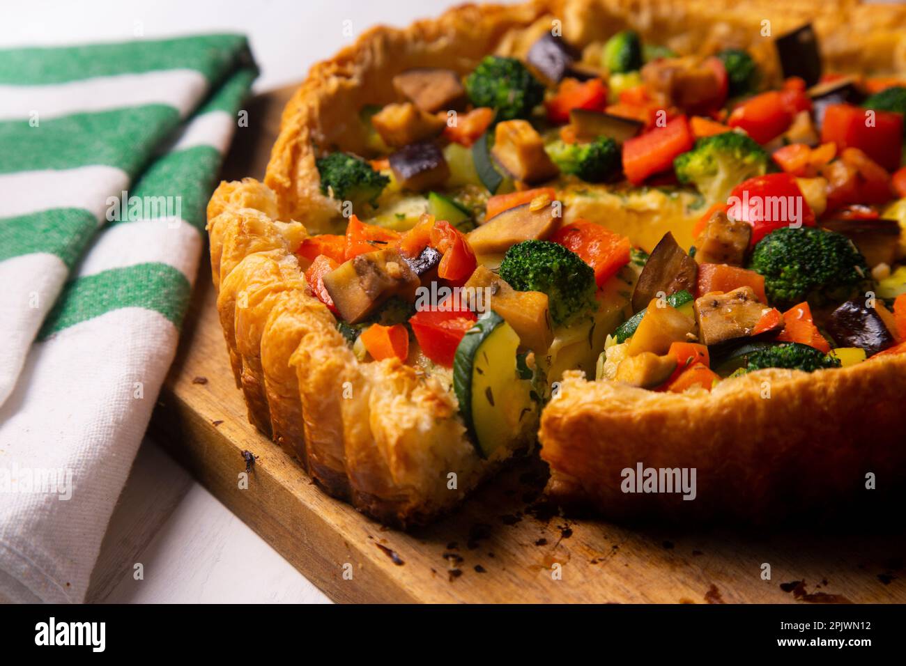 Vegetarische Torte mit Brokkoli, Pfeffer und Zucchini in Blätterteig. Stockfoto