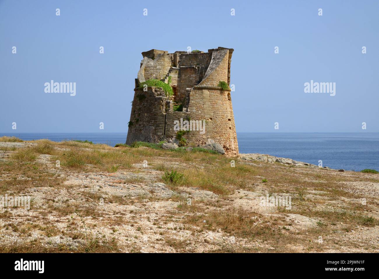 Wachturm gegen Piraten, gemeinhin als Sarazen-Turm bezeichnet, entlang der Küste von Salento zwischen Castro und Santa Cesarea Terme, Apulien, Italien, Europäisch Stockfoto