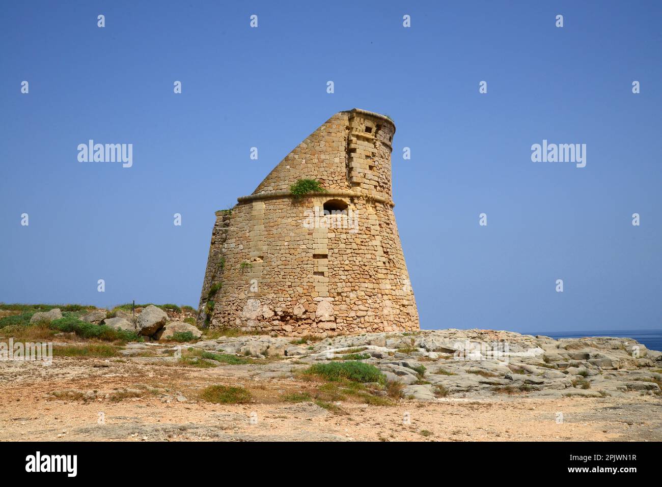 Wachturm gegen Piraten, gemeinhin als Sarazen-Turm bezeichnet, entlang der Küste von Salento zwischen Castro und Santa Cesarea Terme, Apulien, Italien, Europäisch Stockfoto