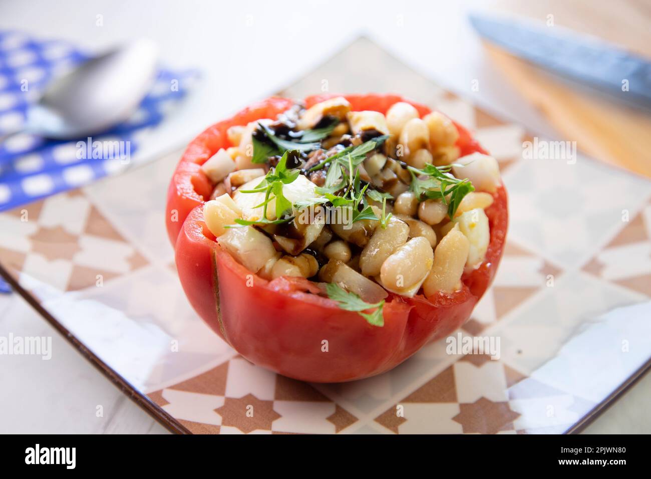 Tomaten gefüllt mit weißen Bohnen und Sardellen. Traditionelle spanische Tapa. Stockfoto