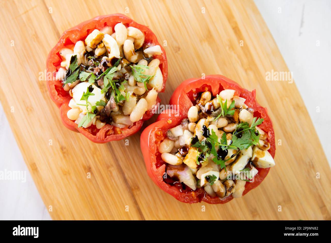 Tomaten gefüllt mit weißen Bohnen und Sardellen. Traditionelle spanische Tapa. Stockfoto