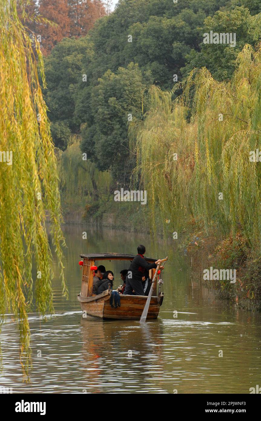 Touristenboot entlang der Kanäle in den Porta Pan Gärten. Jiangsu, Suzhou, China, Asien Stockfoto