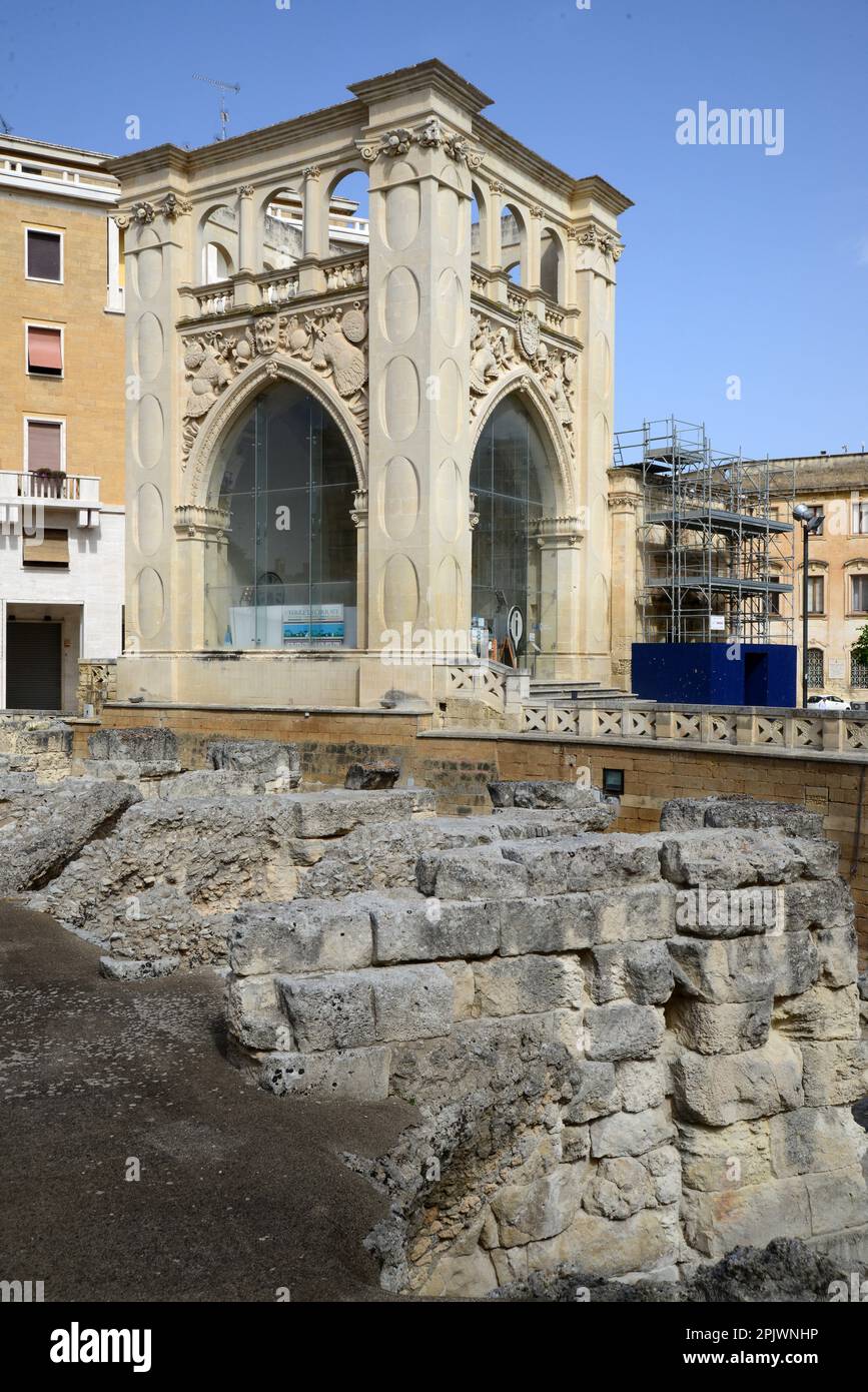 Palazzo del Seggio und das römische Amphitheater von Lecce, auf einem alten Platz, der durch verschiedene architektonische Stile mit einer Statue des Schutzpatrons charakterisiert ist Stockfoto