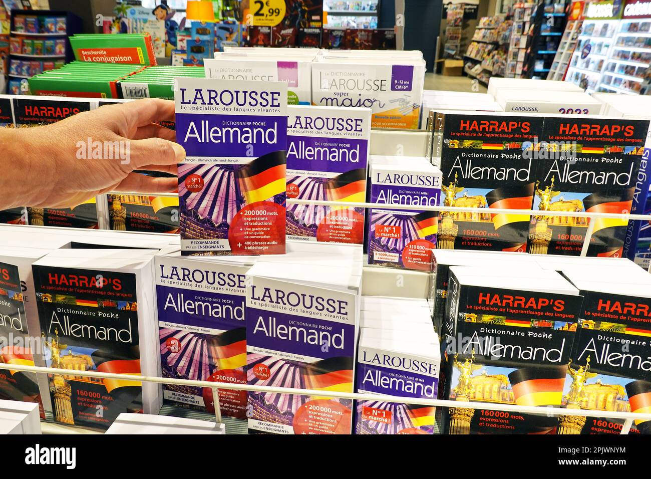 Zweisprachige Wörterbücher in einem Geschäft Stockfoto