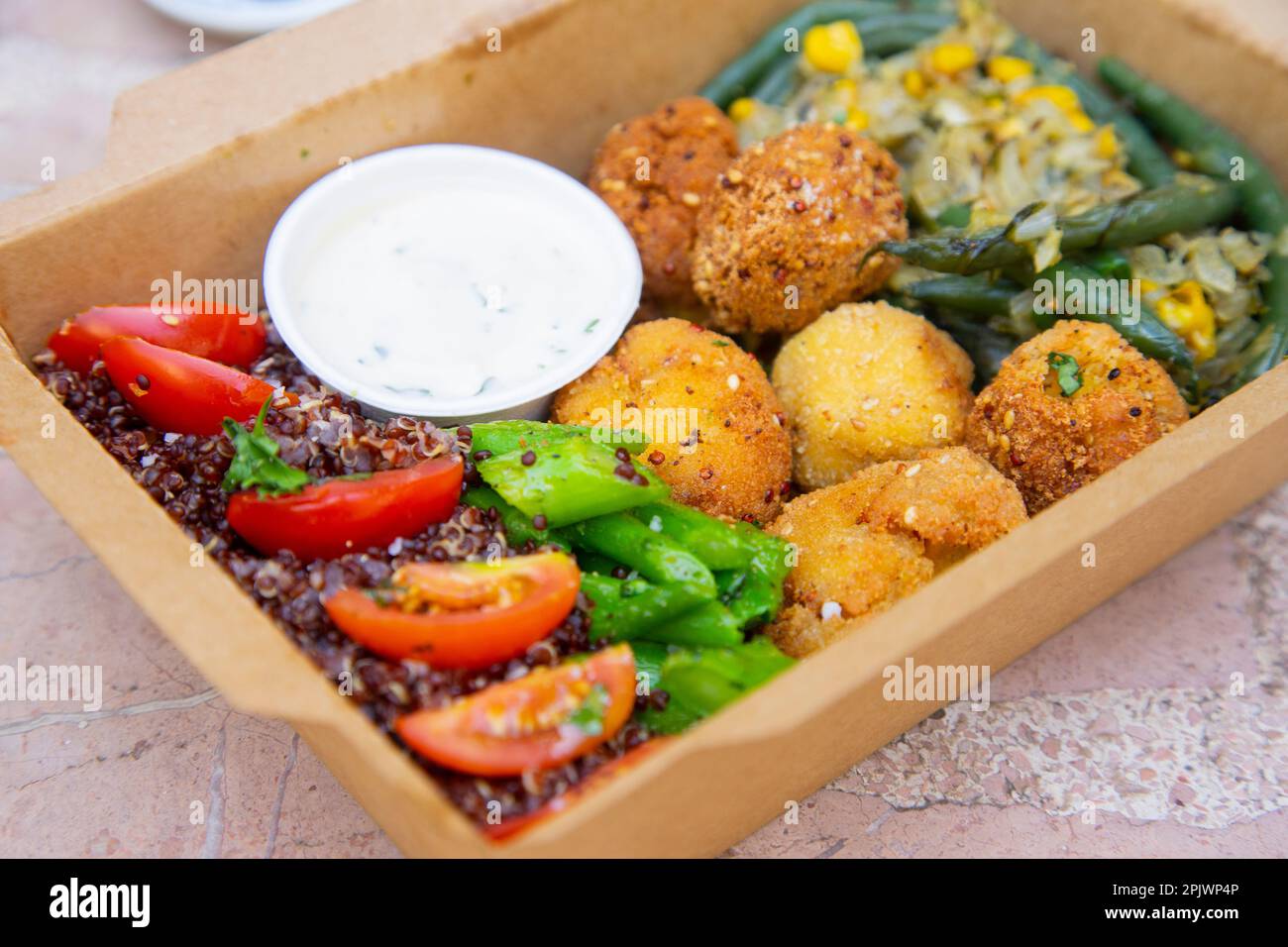 Lebensmittelbox mit Gemüse und veganen Kroketten. Köstliches, gesundes Menü zum Mitnehmen. Stockfoto