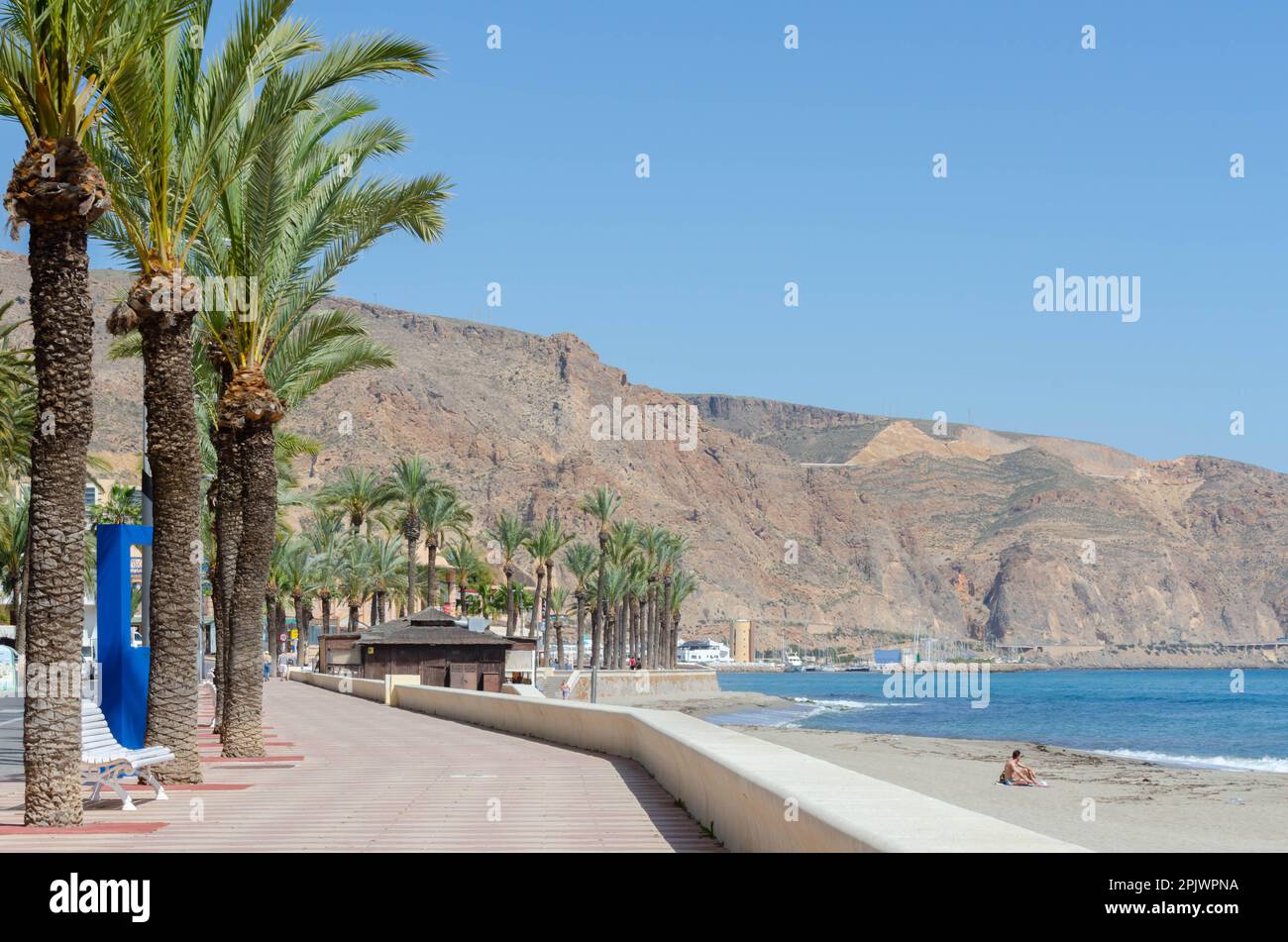 AQUADULCE, SPANIEN - 29. MÄRZ 2023 Promenade entlang der Küste der Costa de Almeria in einer der wichtigsten Touristenstädte in der Provinz Almer Stockfoto