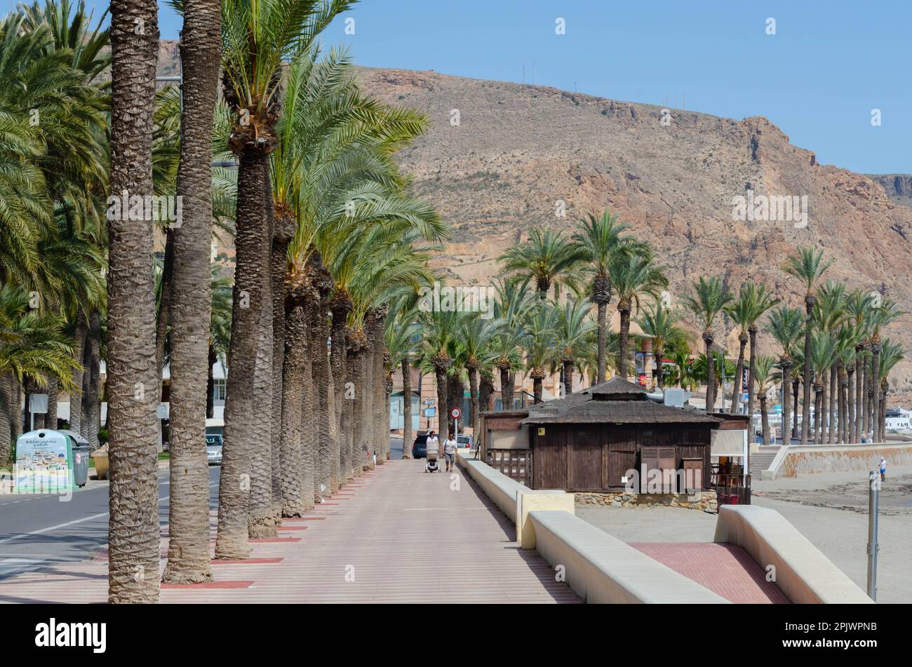 AQUADULCE, SPANIEN - 29. MÄRZ 2023 Promenade entlang der Küste der Costa de Almeria in einer der wichtigsten Touristenstädte in der Provinz Almer Stockfoto