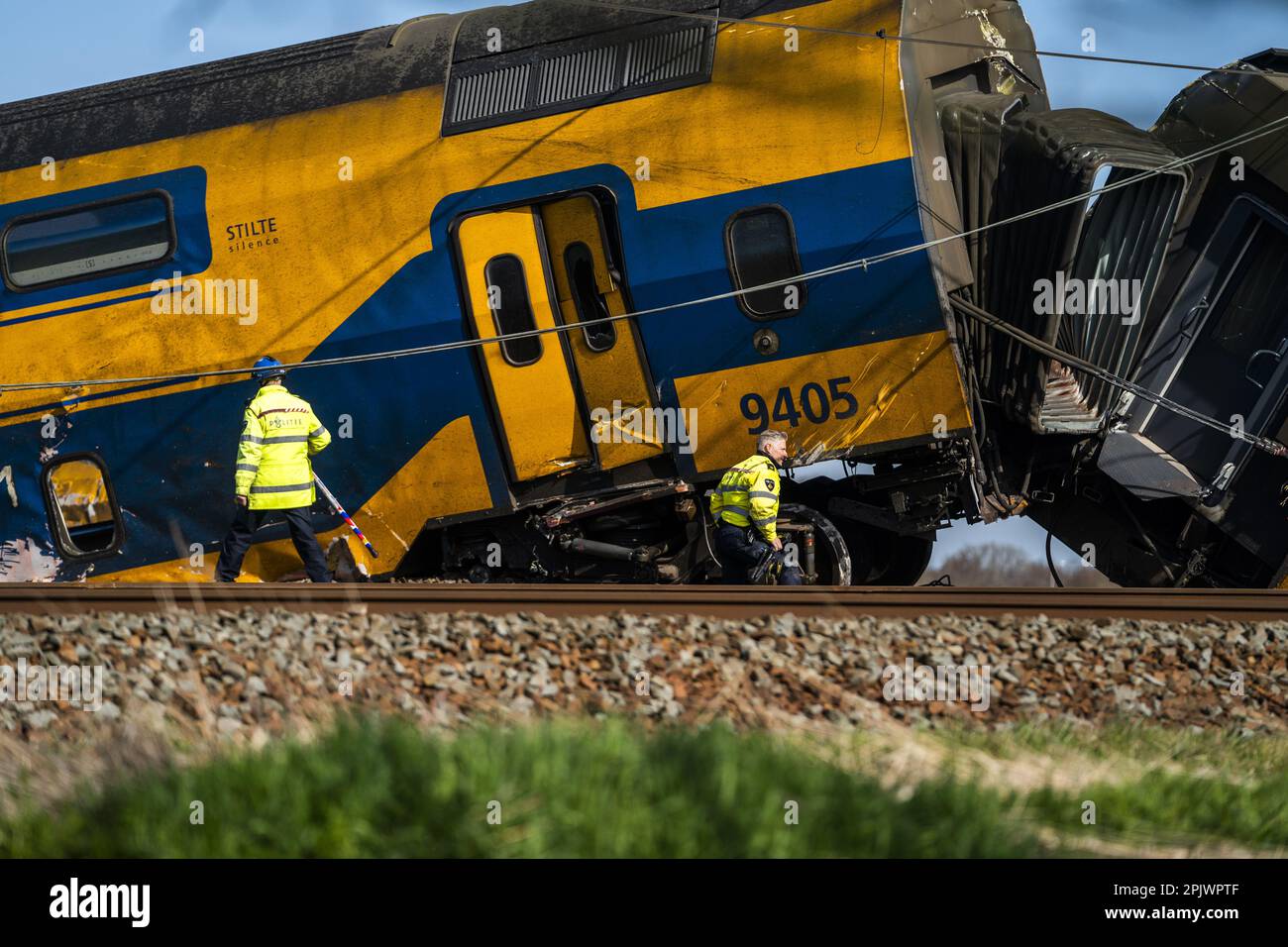 Voorschoten - Niederlande. 04. April 2023. Rettungsdienste bei der Arbeit an einem entgleisten Nachtzug. Der Personenzug kollidierte mit Baugeräten auf dem Gleis. Eine Person starb und mehrere Menschen wurden schwer verletzt. Ein Güterzug war ebenfalls in den Unfall verwickelt. ANP JEROEN JUMELET/Alamy Live News Stockfoto