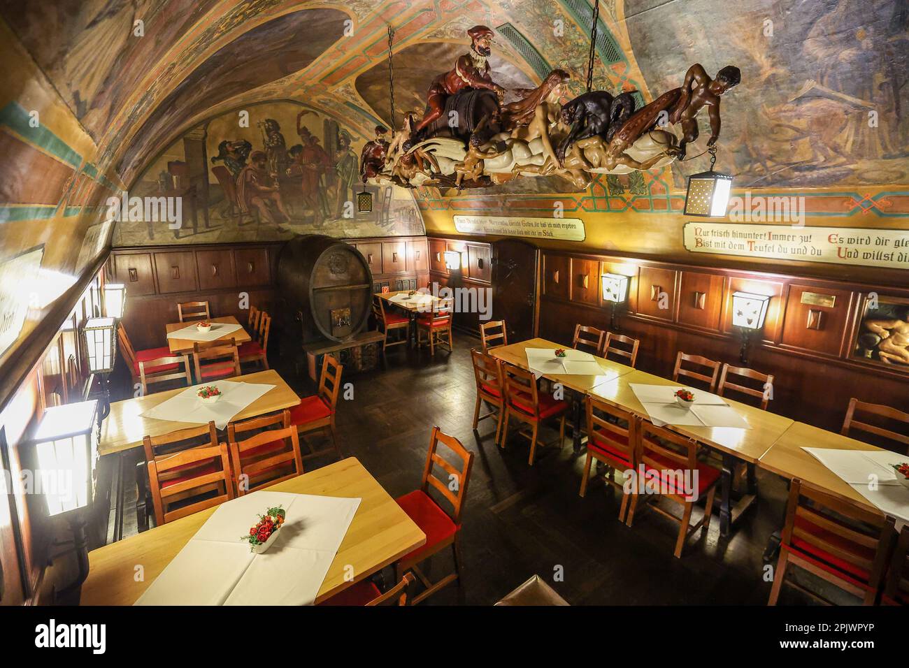 Leipzig, Deutschland. 04. April 2023. Sehen Sie in den Fass-Keller mit dem berühmten Weinfass, aufgenommen nach einer Pressekonferenz über den bevorstehenden 500. Jahrestag des berühmten Restaurants „Auerbachs Keller“. 1525 servierte der Leipziger Arzt- und Universitätsprofessor Heinrich Stromer von Auerbach seinen Schülern erstmals Wein in seinem Keller. Goethe blieb auch im Keller und ließ hier eine Szene seines „Faust“ spielen. Kredit: Jan Woitas/dpa/Alamy Live News Stockfoto