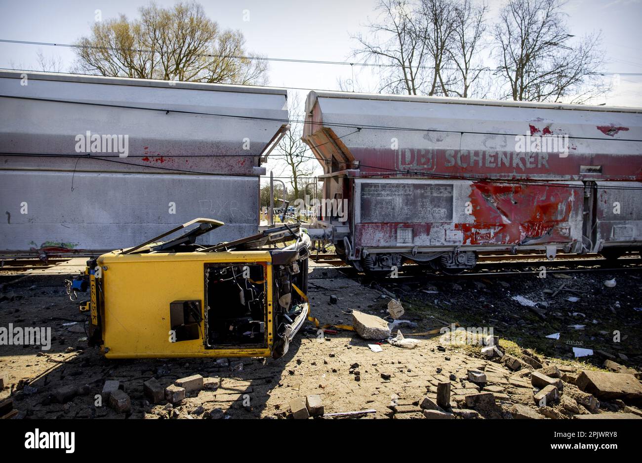 Voorschoten - der Ort, an dem zwei Züge mit einem Baufahrkran kollidierten. Eine Person ist gestorben und mehrere Menschen wurden verletzt. ANP POOL ROBIN VAN LONKHUIJSEN niederlande raus - belgien raus Stockfoto