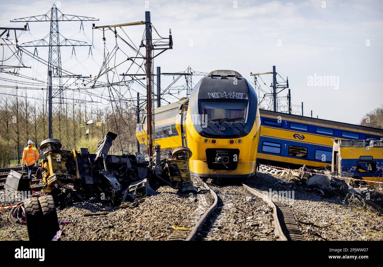 Voorschoten - der Ort, an dem zwei Züge mit einem Baufahrkran kollidierten. Eine Person ist gestorben und mehrere Menschen wurden verletzt. ANP POOL ROBIN VAN LONKHUIJSEN niederlande raus - belgien raus Stockfoto
