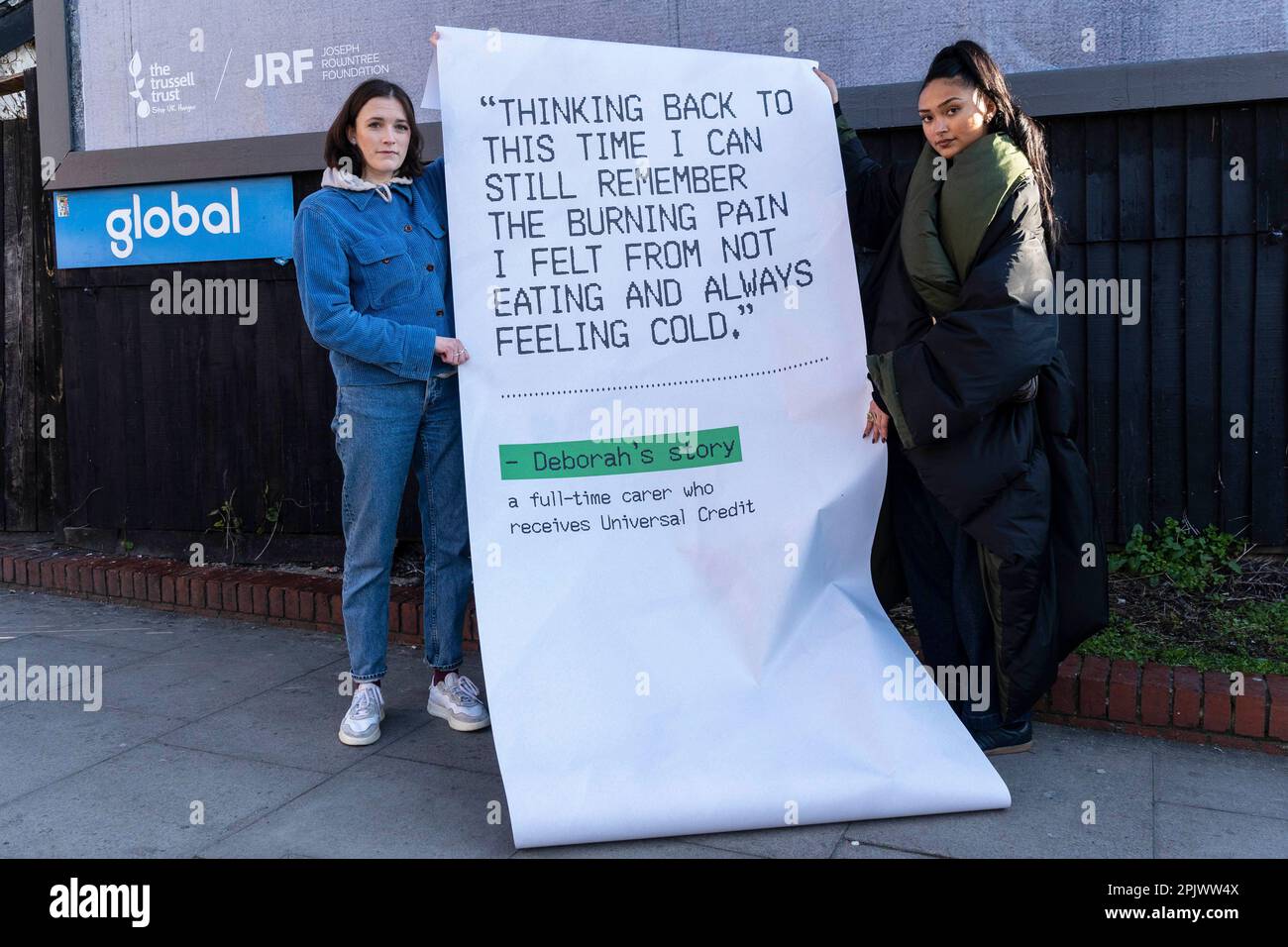 REDAKTIONELLER GEBRAUCH NUR die britische Schauspielerin Charlotte Ritchie (links) und die Sängerin/Songwriterin Joy Crookes besitzen einen riesigen Beleg, der von einer Plakatinstallation in der Nähe der U-Bahn-Station Finsbury Park in London gedruckt wurde und von der Trussell Trust und der Joseph Rowntree Foundation im Rahmen ihrer „IT doesn't Add Up Campaign“ in Auftrag gegeben wurde. Mit dem Ziel, Probleme nach der Einführung des neuen Universal Credit AMOUNT hervorzuheben. Foto: Dienstag, 4. April 2023. Stockfoto