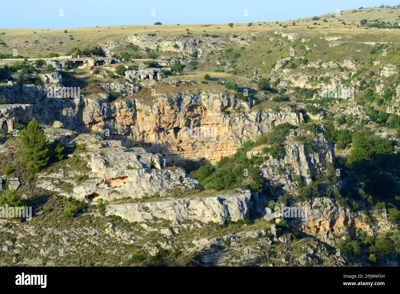 Blick auf Matera. Matera ist eine Stadt, die sich an einem felsigen Felsvorsprung befindet. Die sogenannte Gegend der Sassi (Stones) ist ein Komplex von Höhlenhäusern, die in den Felsen gehauen wurden Stockfoto