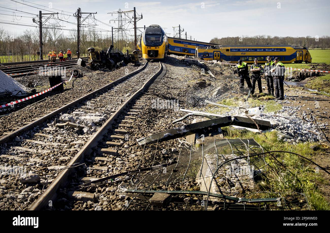 Voorschoten - der Ort, an dem zwei Züge mit einem Baufahrkran kollidierten. Eine Person ist gestorben und mehrere Menschen wurden verletzt. ANP POOL ROBIN VAN LONKHUIJSEN niederlande raus - belgien raus Stockfoto