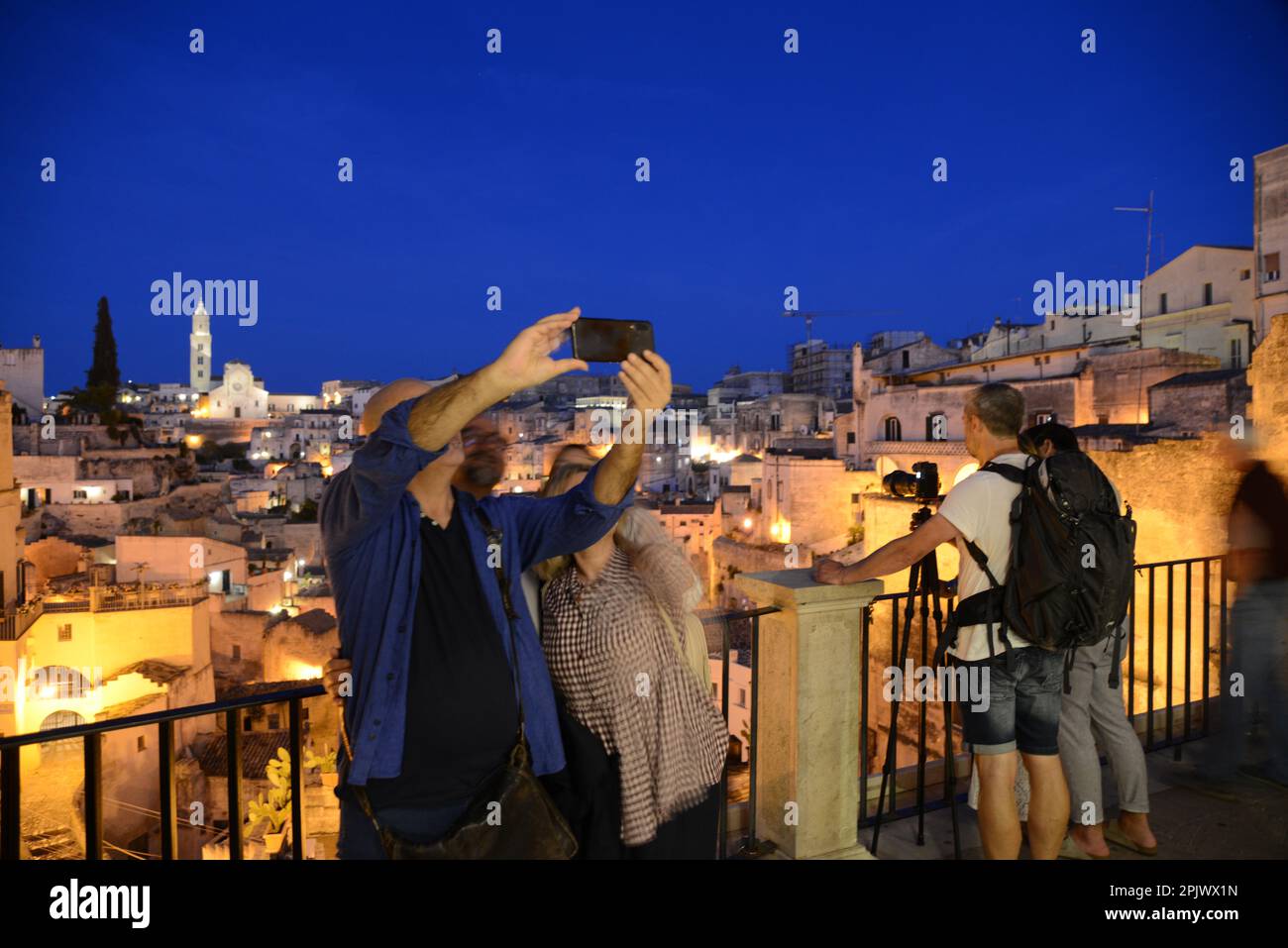 Touristen machen Fotos und Selfies. Bei Nacht mit eindrucksvollen Lichtern die Kathedrale von Maria Santissima della Bruna und Sant'Eustac Stockfoto