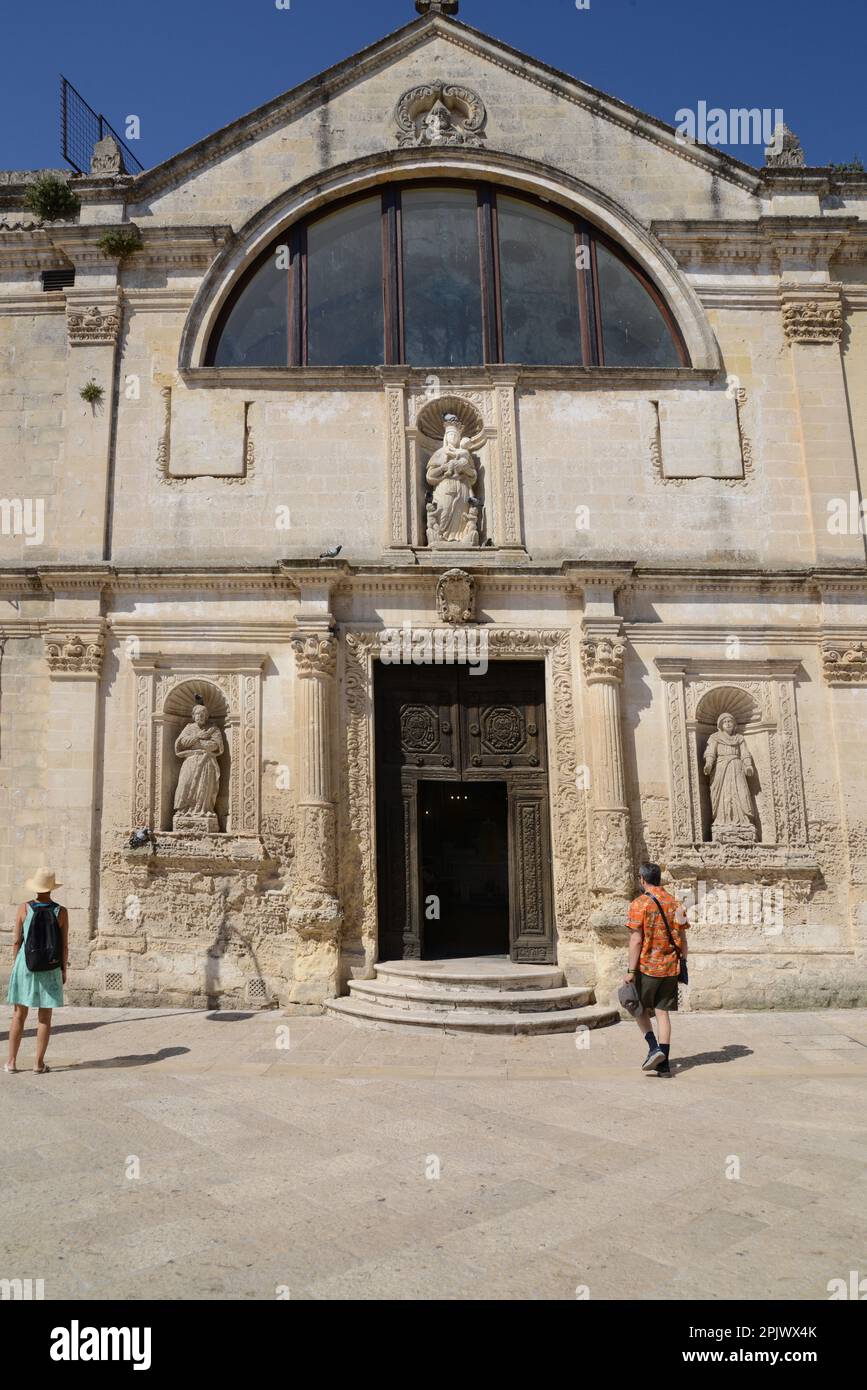 Kirche San Francesco di assisi. Blick auf Matera. Matera ist eine Stadt, die sich an einem felsigen Felsvorsprung befindet. Die sogenannte Gegend der Sassi (Stones) ist ein Komplex von Stockfoto