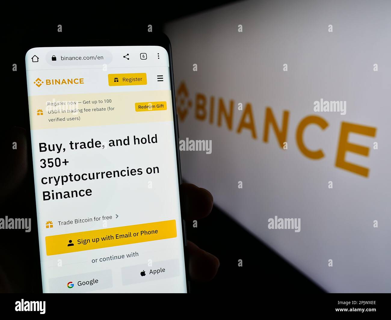 Person, die ein Mobiltelefon mit einer Webseite des Crypto-Exchange-Unternehmens Binance Holdings Ltd. Auf dem Bildschirm mit Logo hält. Konzentrieren Sie sich auf die Mitte des Telefondisplays. Stockfoto