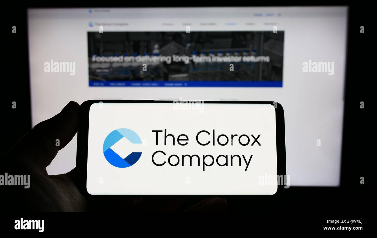 Person, die ein Smartphone mit dem Logo des US-amerikanischen Chemikalienherstellers Clorox Company auf dem Bildschirm vor der Website hält. Konzentrieren Sie sich auf das Display des Telefons. Stockfoto
