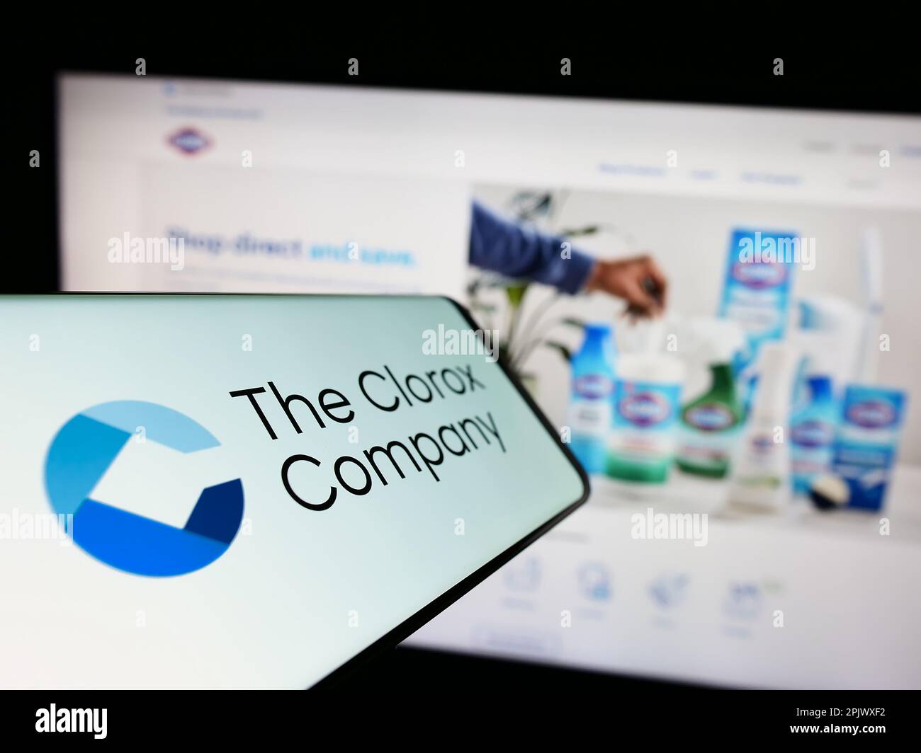 Mobiltelefon mit Logo des amerikanischen Chemikalienherstellers Clorox Company auf dem Bildschirm vor der Website. Fokus auf die Mitte links des Telefondisplays. Stockfoto