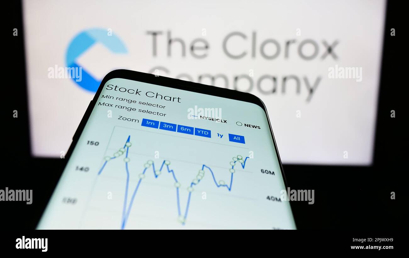 Smartphone mit Website des US-amerikanischen Chemikalienherstellers Clorox Company auf dem Bildschirm vor dem Firmenlogo. Fokus auf oberer linker Seite des Telefondisplays. Stockfoto