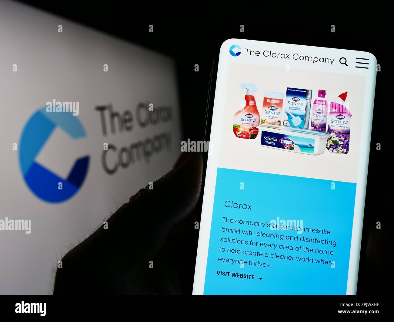 Person, die ein Mobiltelefon mit einer Webseite des US-amerikanischen Chemikalienherstellers Clorox Company auf dem Bildschirm vor dem Logo hält. Konzentrieren Sie sich auf die Mitte des Telefondisplays. Stockfoto