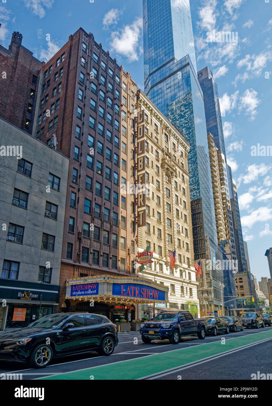 Das Marquee der Late Show markiert den Broadway von 1697, das gotische Bürogebäude, das sich über dem Ed Sullivan Theater erhebt, das eigentlich auf die West 53. Street blickt. Stockfoto
