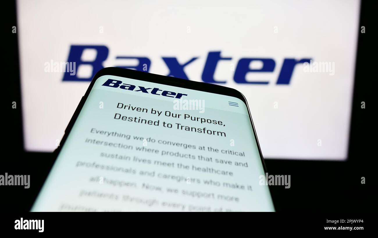 Smartphone mit Website des amerikanischen Gesundheitsunternehmens Baxter International Inc. Auf dem Bildschirm vor dem Logo. Fokus auf oberer linker Seite des Telefondisplays. Stockfoto