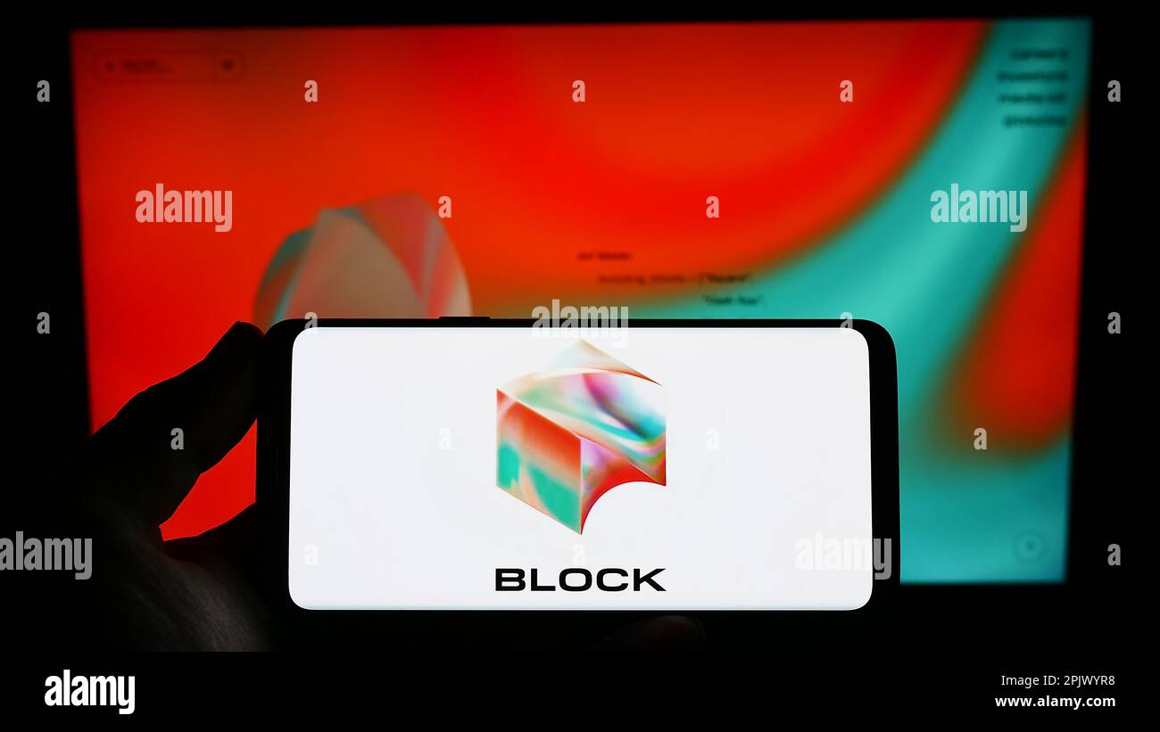 Person, die ein Smartphone mit dem Logo des Technologieunternehmens Block Inc. Auf dem Bildschirm vor der Website hält. Konzentrieren Sie sich auf das Display des Telefons. Stockfoto