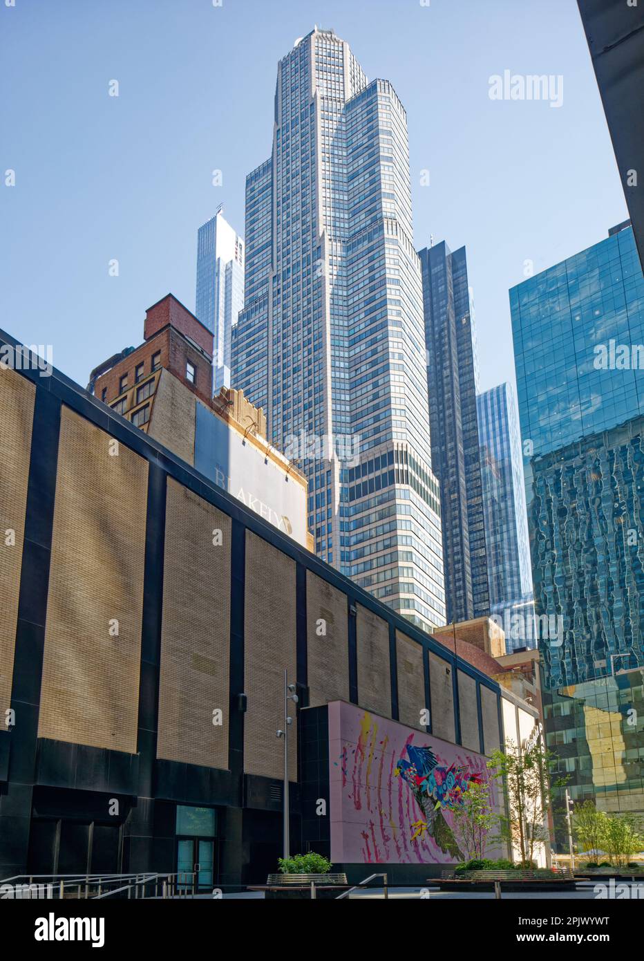 Der blau-weiße Turm des City Spire erhebt sich in der Mitte des Blocks, von dem aus man vom Ziegfield Theater auf der erhöhten plaza in Midtown Manhattan aus einen Blick hat. Stockfoto