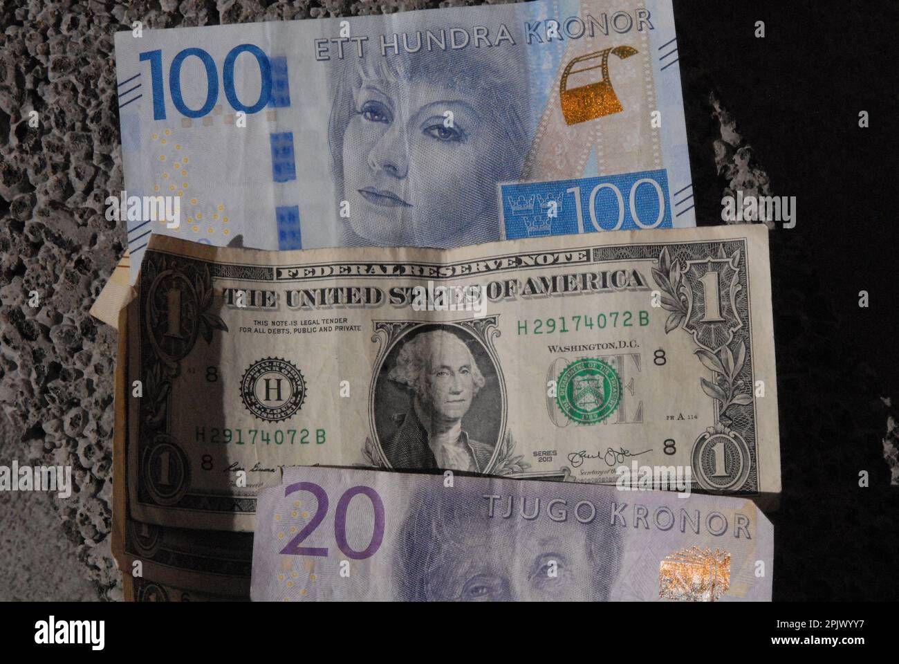 Kastrup/Kopenhagen /Dänemark/04. April 2023/Schwedische Kronen ver us-Dollar und euo-Währung oder schwedische Kronen-Währung in Kastrup Copenhegen Dänemark. (Foto: Francis Joseph Dean/Dean Pictures) Stockfoto