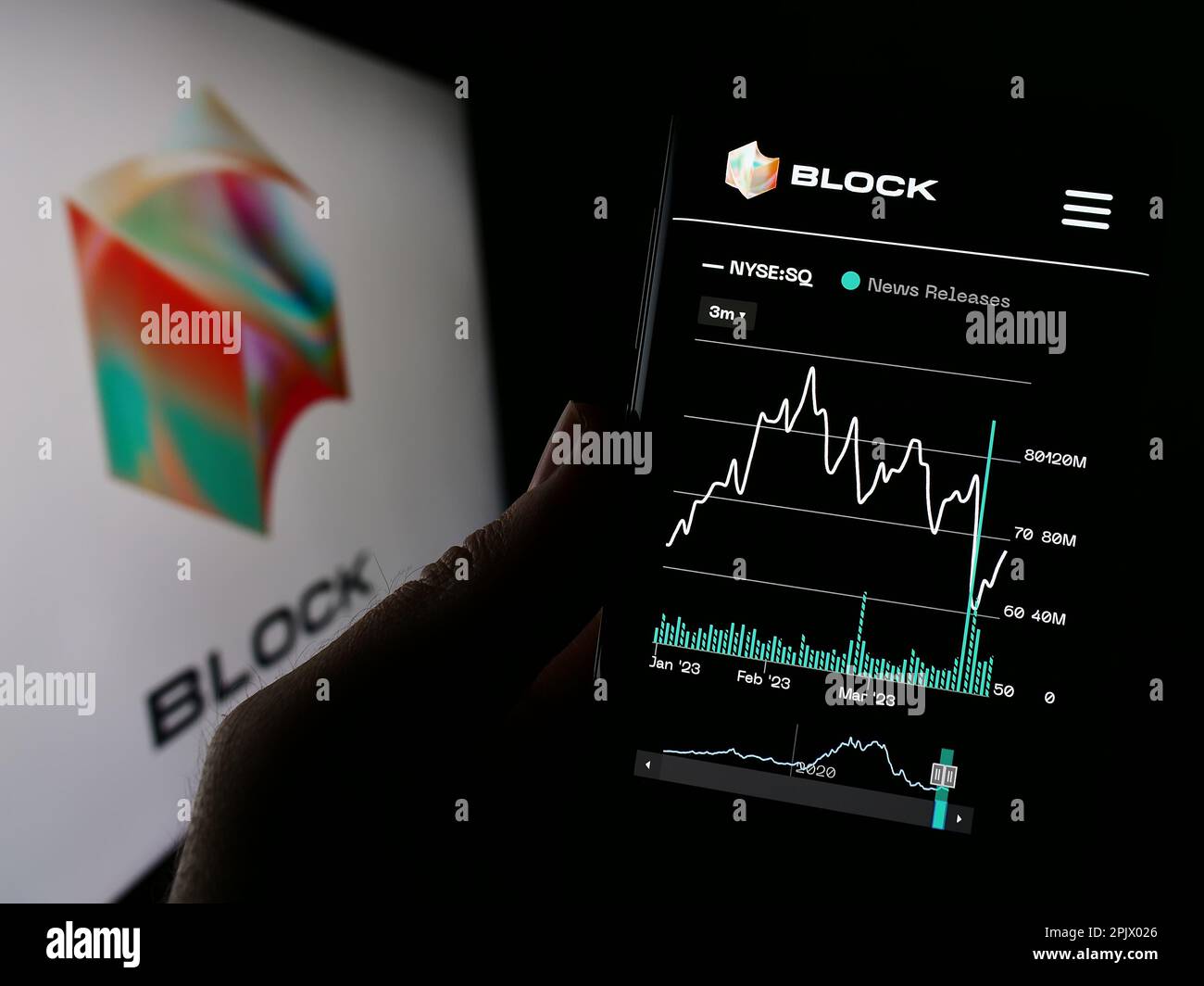Person, die ein Smartphone mit der Webseite des Technologieunternehmens Block Inc. Auf dem Bildschirm vor dem Unternehmenslogo hält. Konzentrieren Sie sich auf die Mitte des Telefondisplays. Stockfoto