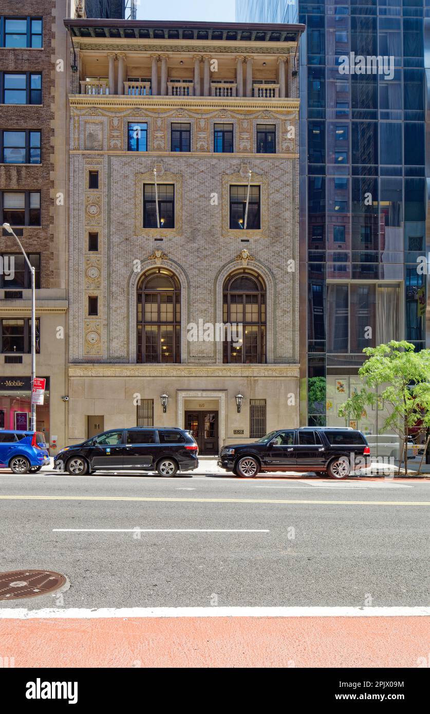 165 West 57. Street ist eine kleine Studie aus Ziegeln, Stein und polychromem Terracotta inmitten der Supertalls aus Glas und Stahl der „Billionaires“ Row in Manhattan. Stockfoto