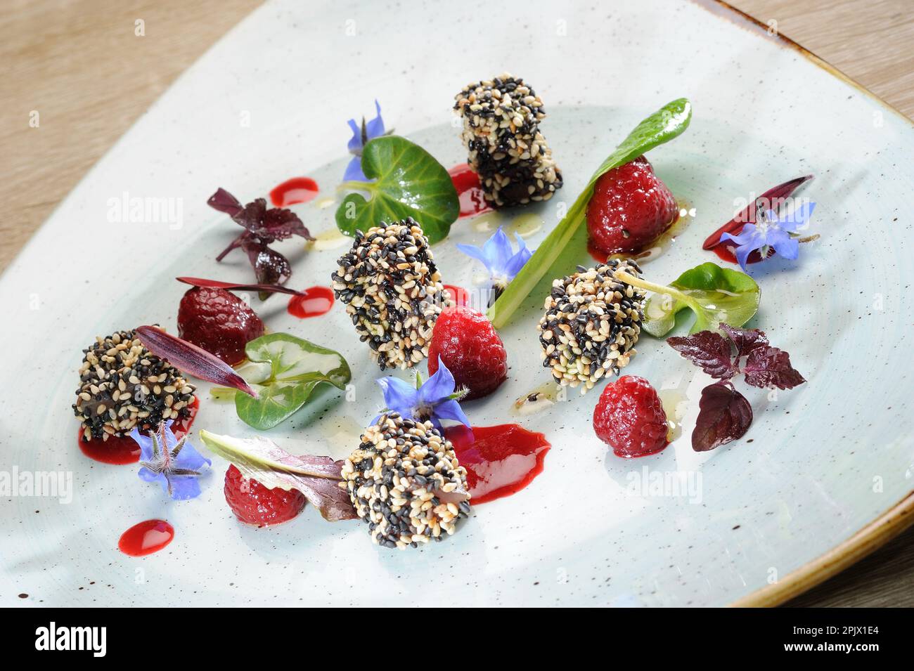 Thunfisch beißt in Sesamkruste mit Himbeeren und ihrer Sauce, Bocconcini di Tonno in crosta di sesamo con Lamponi e la loro Salsa, von Koch Luigi Pomata Stockfoto