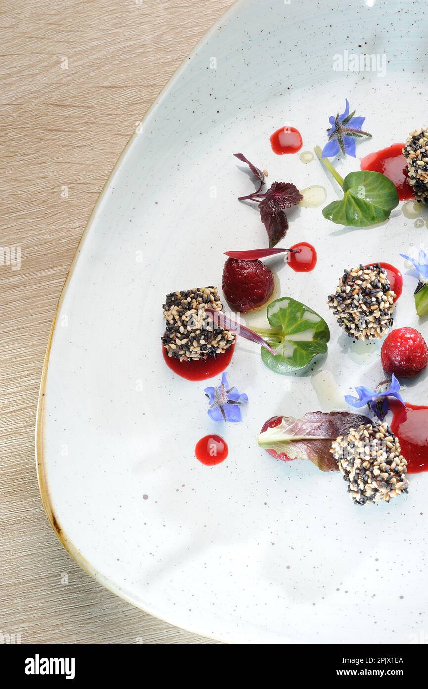 Thunfisch beißt in Sesamkruste mit Himbeeren und ihrer Sauce ...