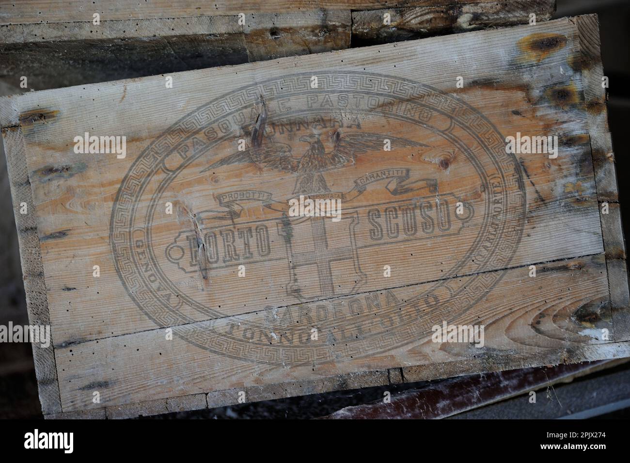 Die Tonnara auf der Insel Carloforte, alte Holzkisten für den Transport von Thunfischdosen, Sardinien, Italien, Europa Stockfoto