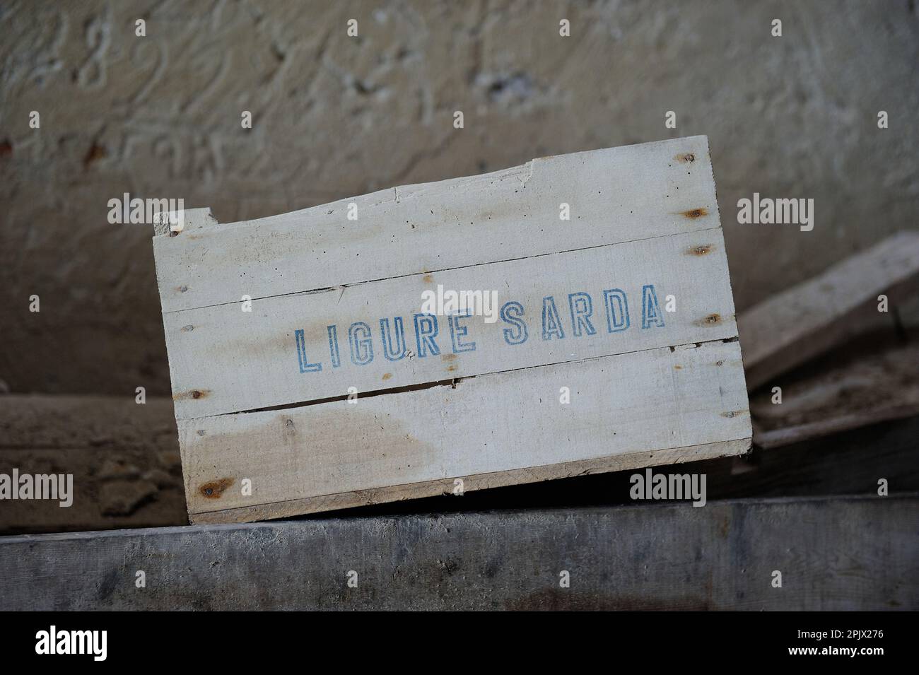 Die Tonnara auf der Insel Carloforte, alte Holzkisten für den Transport von Thunfischdosen, Sardinien, Italien, Europa Stockfoto