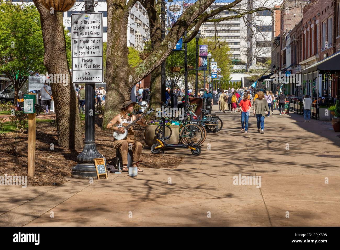 Knoxville, Tennessee, USA - 25. März 2023: Straßenkünstler spielt ein Kazoo und ein Banjo. Im Stadtzentrum. Stockfoto