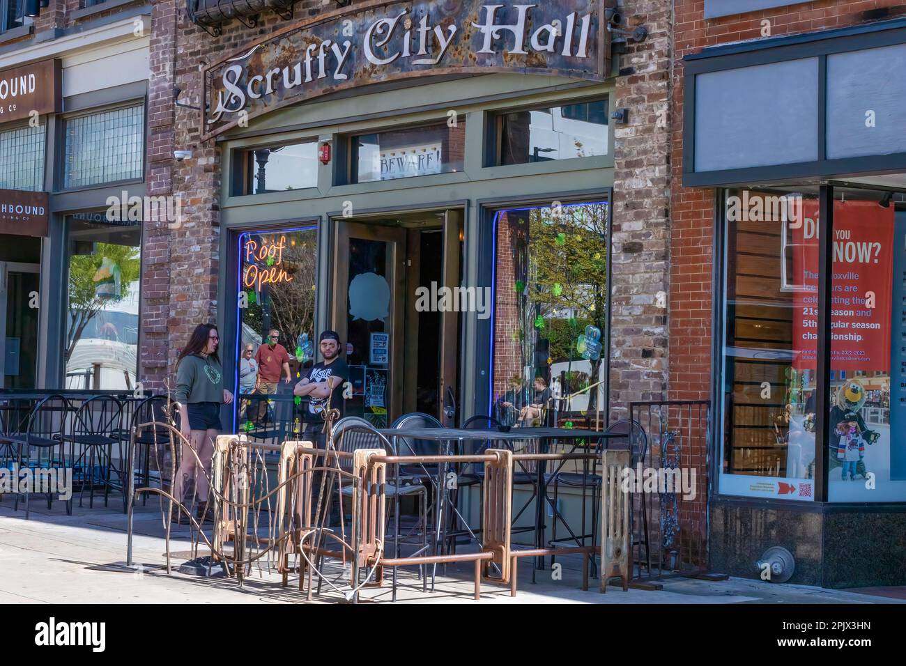 Knoxville, Tennessee, USA - 25. März 2023: Die Menschen stehen vor einer Bar im Stadtzentrum. Stockfoto